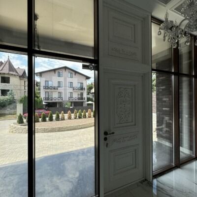 Uși de intrare din lemn de mahon (roșu)